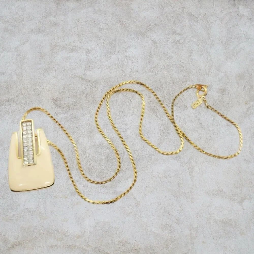 vintage goldtone necklace featuring a vintage rhinestoneβpendantβ18"
